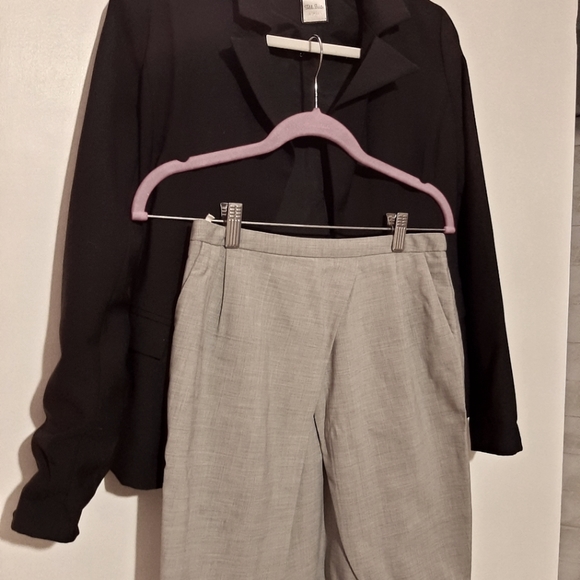 Aritizia Babaton Grey Skirt - Picture 5 of 5